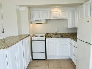 311 W Ashley St, Unit 1401 in Jacksonville, FL - Foto de edificio - Building Photo