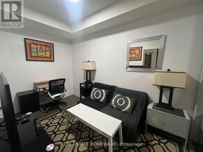 18 Yorkville Ave in Toronto, ON - Building Photo - Building Photo