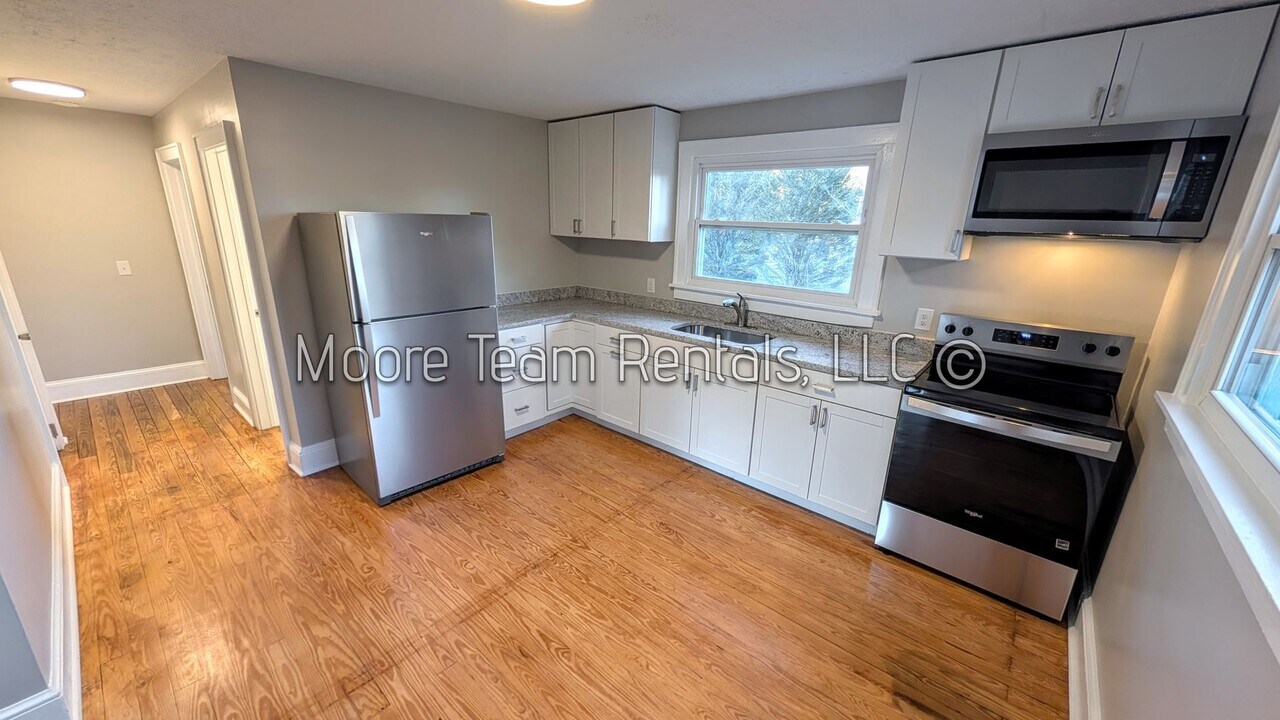 906 White Pine Dr in Laurel Park, NC - Building Photo