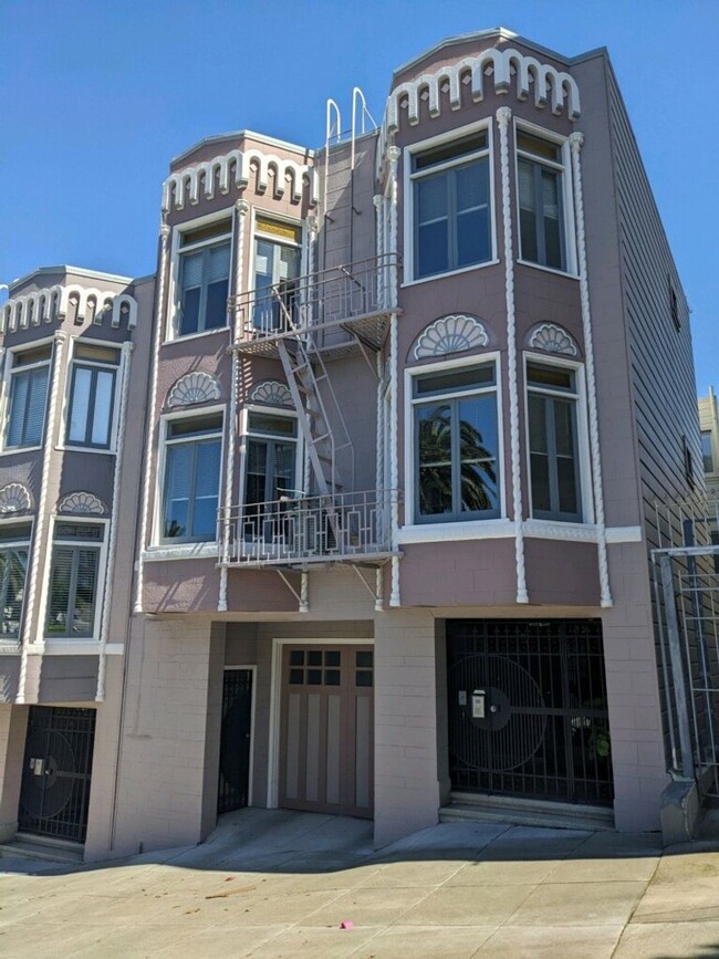 1125 Dolores St