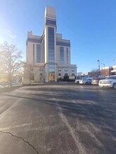 2 N Vine St, Unit 4th Floor in Harrisburg, IL - Building Photo - Building Photo