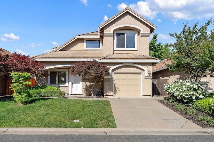 8204 Ashcrest Ln in Fair Oaks, CA - Foto de edificio