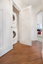 Wells Street Station in Delafield, WI - Foto de edificio - Building Photo