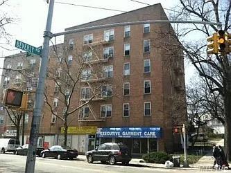 83-36 Beverly Rd in Queens, NY - Foto de edificio