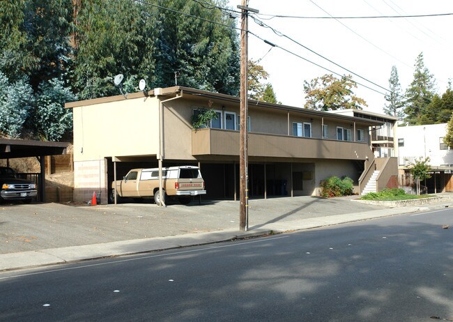 940 Berrellesa St in Martinez, CA - Building Photo - Building Photo