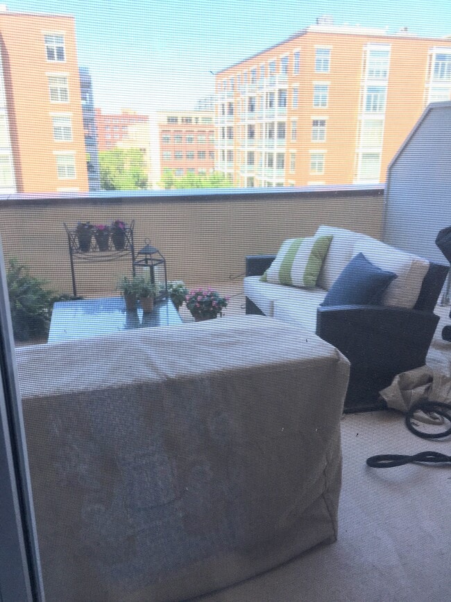 property at 950 W Monroe St