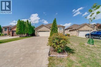 1078 Imperial Crescent in Windsor, ON - Building Photo - Building Photo