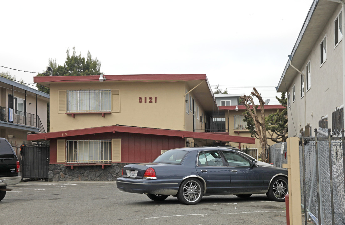 3121 Pleitner Ave in Oakland, CA - Building Photo