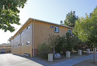 Los Gatos Garden Apartments in Los Gatos, CA - Building Photo - Building Photo