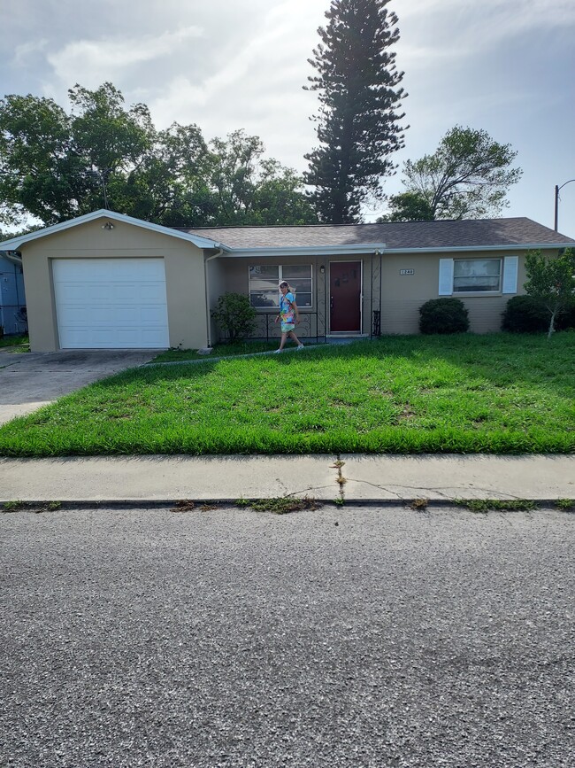 1240 Chelsea Ln in Holiday, FL - Building Photo - Building Photo