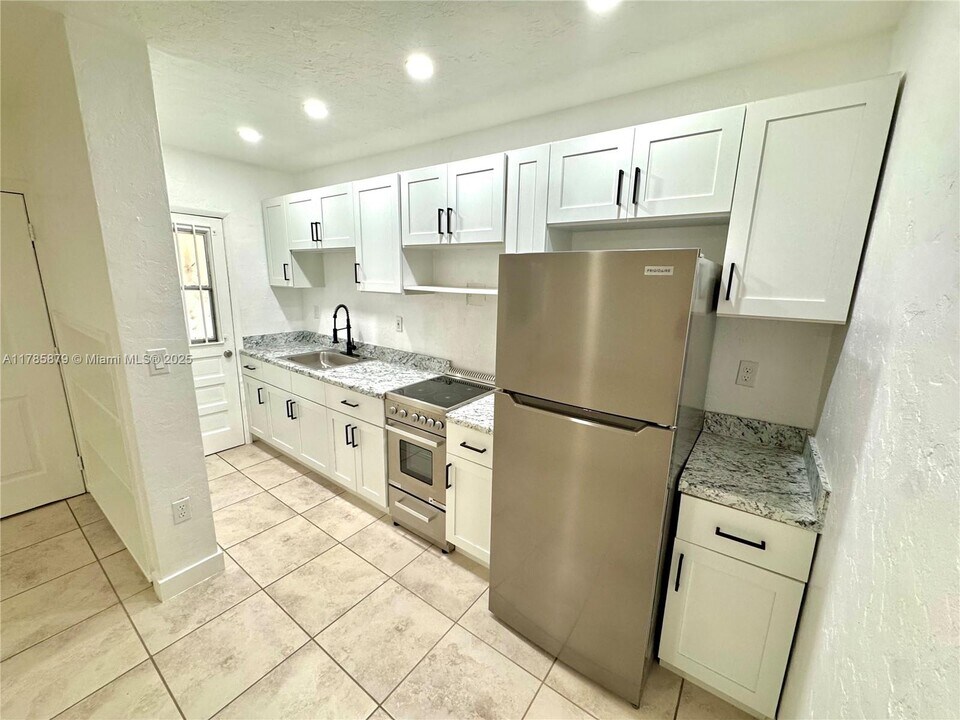 550 SW 10th St in Miami, FL - Building Photo