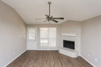 2213 Whispering Wind St in Fort Worth, TX - Foto de edificio - Building Photo