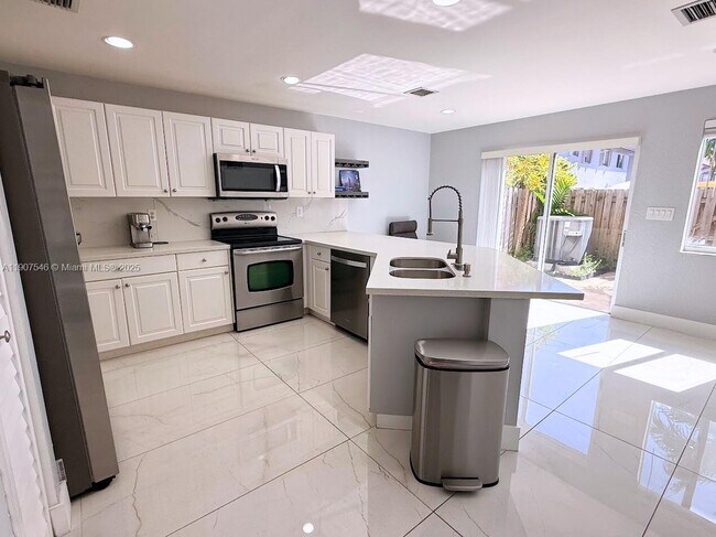 11612 NW 51st Terrace in Doral, FL - Building Photo - Building Photo