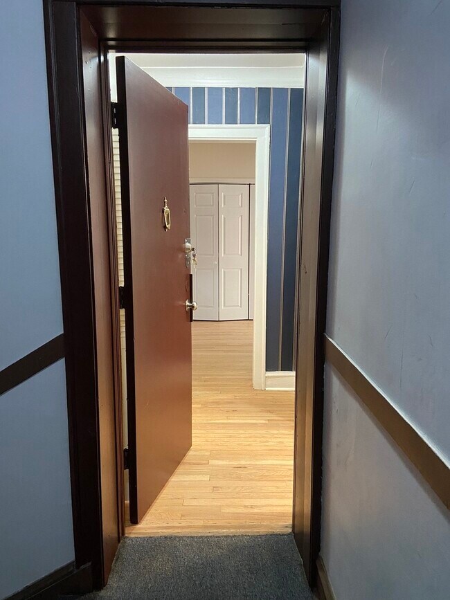 2210 E 70th St in Chicago, IL - Building Photo - Building Photo