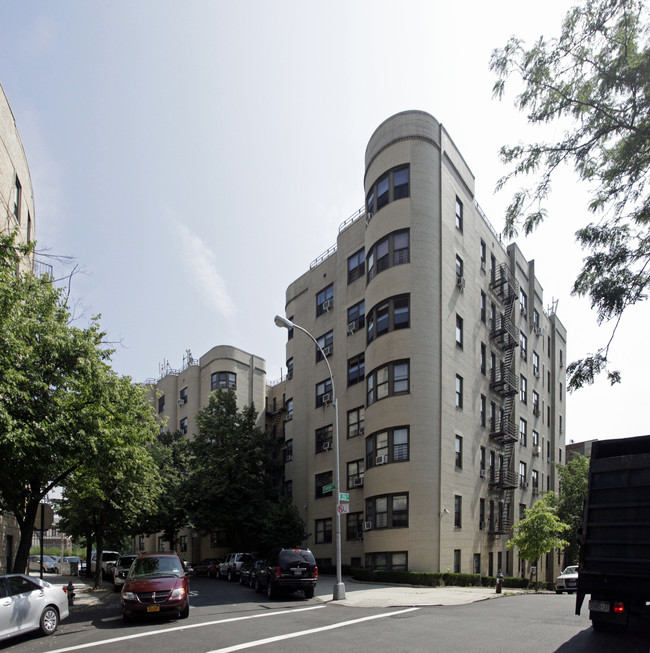 185 E 206th St in Bronx, NY - Foto de edificio - Building Photo