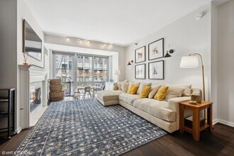 160 E Illinois St in Chicago, IL - Building Photo - Building Photo