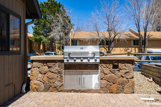 University Square Apartments in Flagstaff, AZ - Foto de edificio - Building Photo