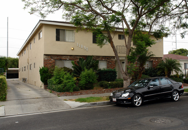 11890 Gale Ave in Hawthorne, CA - Foto de edificio - Building Photo