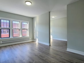 628 W Cornelia Ave, Unit 2E in Chicago, IL - Building Photo - Building Photo