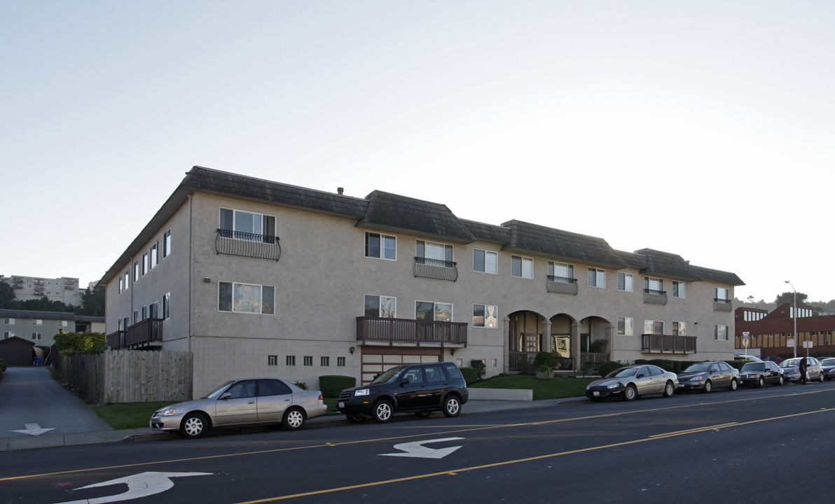 Southgate West Apartments in Daly City, CA - Building Photo