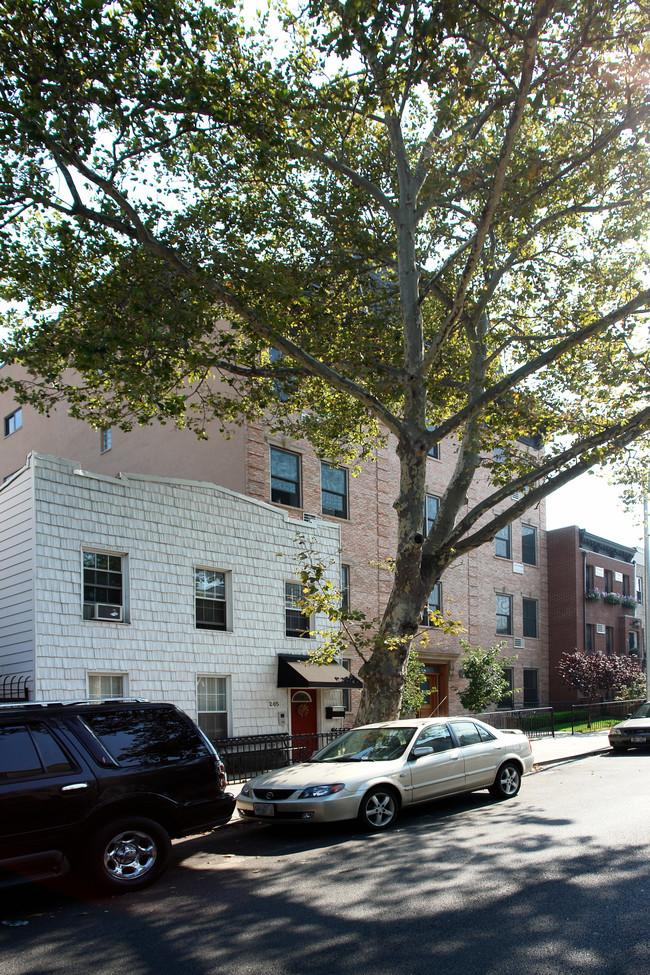 207 22nd St in Brooklyn, NY - Foto de edificio - Building Photo