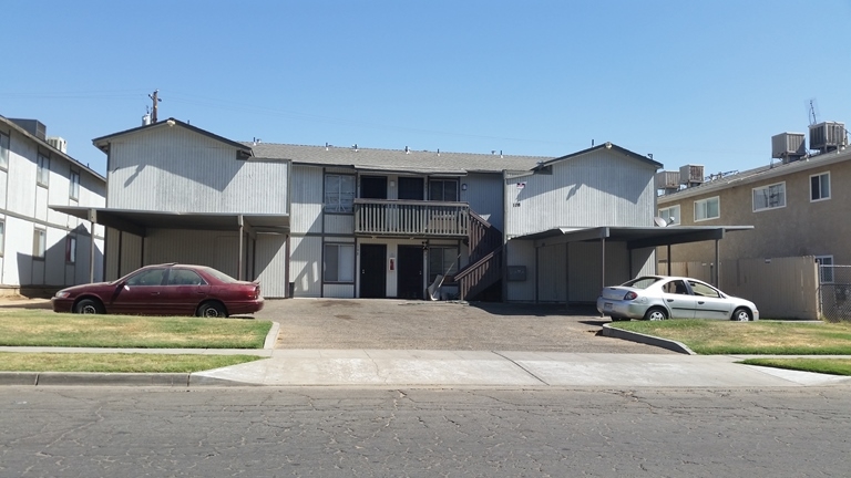 108 W Saginaw Way in Fresno, CA - Foto de edificio