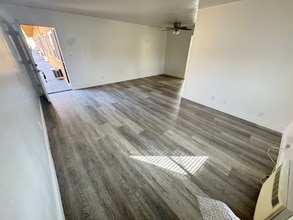 1133 E Alosta Ave, Unit #12 in Azusa, CA - Foto de edificio - Building Photo