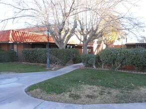 6671 Bubbling Brook Dr in Las Vegas, NV - Building Photo - Building Photo