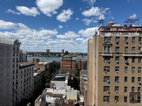 NO fee Sunny 1 bedroom 1 bathroom with was in New York, NY - Building Photo - Building Photo