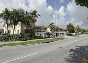 Villa de Marbella in Hialeah, FL - Foto de edificio - Building Photo
