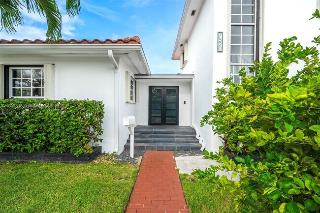 7520 Hispanola Ave in North Bay Village, FL - Building Photo - Building Photo