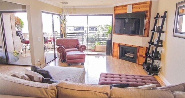 220 Nice Ln, Unit Apt 208 in Newport Beach, CA - Foto de edificio - Building Photo