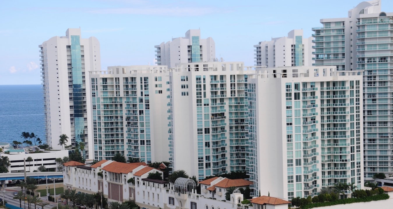 St Tropez Apartments in Sunny Isles Beach, FL - Foto de edificio