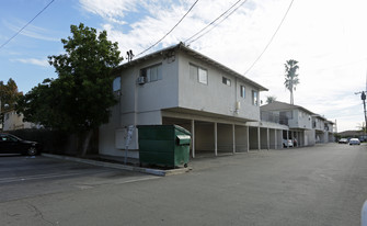 St. James Place in Chino, CA - Foto de edificio - Building Photo