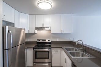 Heritage Pointe Senior Apartments in Redondo Beach, CA - Building Photo - Interior Photo