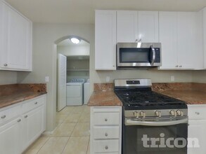 8716 Honey Vine Ave in Las Vegas, NV - Building Photo - Building Photo