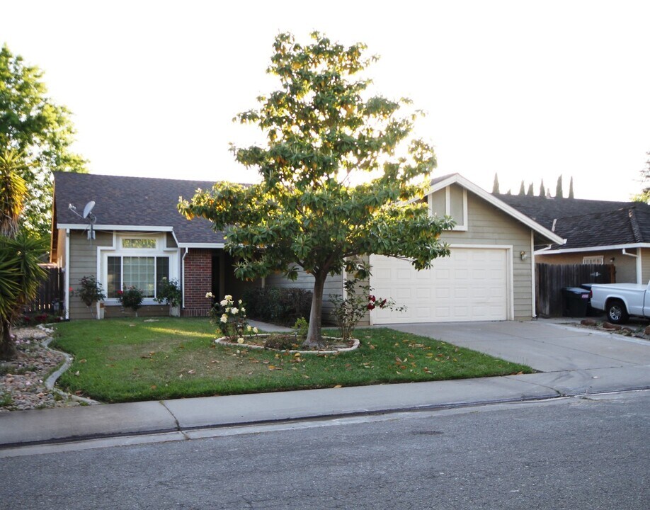 8016 Johannisberg Way in Sacramento, CA - Building Photo