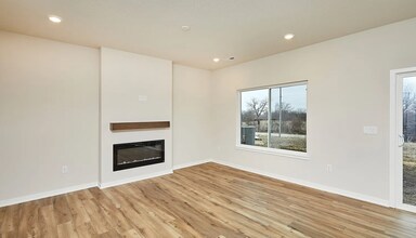 623 Venice Ave in West Des Moines, IA - Foto de edificio - Building Photo