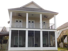 11182 River Highlands Dr in Saint Amant, LA - Building Photo