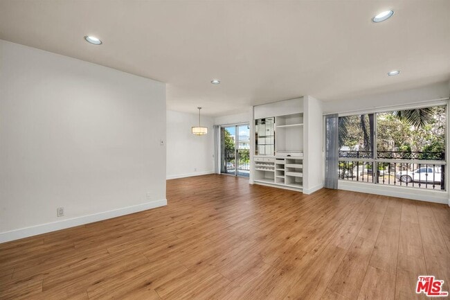 11656 Montana Ave in Los Angeles, CA - Building Photo - Building Photo