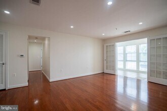 4083 S Four Mile Run Dr in Arlington, VA - Building Photo - Building Photo
