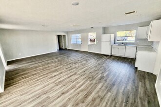 34782 Evergreen Way in Dade City, FL - Building Photo - Building Photo