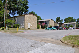 Hilltop Apartments in Grapevine, TX - Foto de edificio - Building Photo