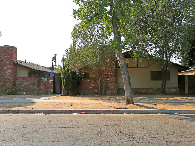 3378 E Sierra Madre Ave in Fresno, CA - Building Photo - Building Photo