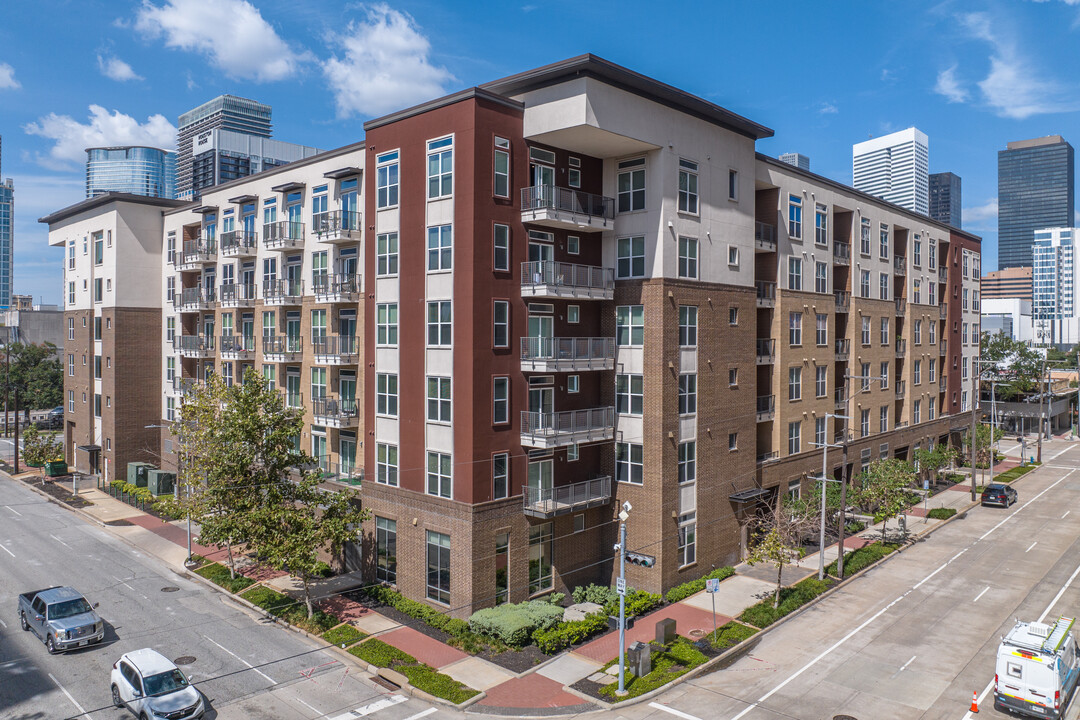 1711 Caroline in Houston, TX - Building Photo