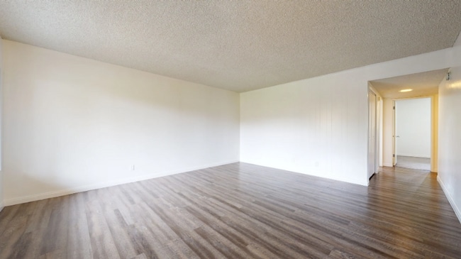 1110 Meadow Lake Dr in Vista, CA - Foto de edificio - Building Photo