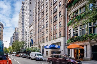 40 E 61st St in New York, NY - Foto de edificio - Building Photo
