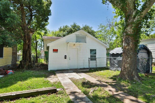 404 N 7th St in Baytown, TX - Foto de edificio - Building Photo