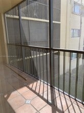 8075 SW 107th Ave, Unit 216 in Miami, FL - Foto de edificio - Building Photo