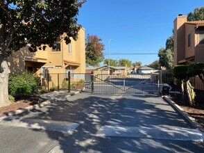 1208 W Roseburg Ave in Modesto, CA - Building Photo - Building Photo
